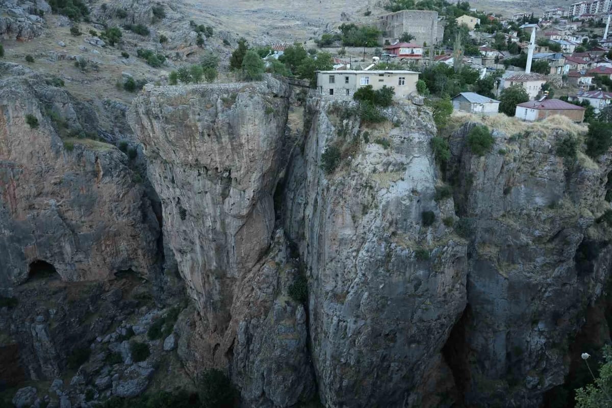 Bu evi gören bir daha bakıyor: Farklı kayalardaki ev ve bahçesine köprü ile ulaşım sağlanıyor