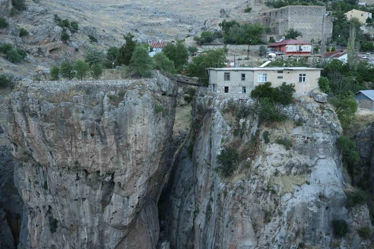Bu evi gören bir daha bakıyor: Farklı kayalardaki ev ve bahçesine köprü ile ulaşım sağlanıyor