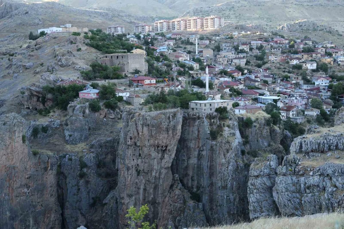 Bu evi gören bir daha bakıyor: Farklı kayalardaki ev ve bahçesine köprü ile ulaşım sağlanıyor
