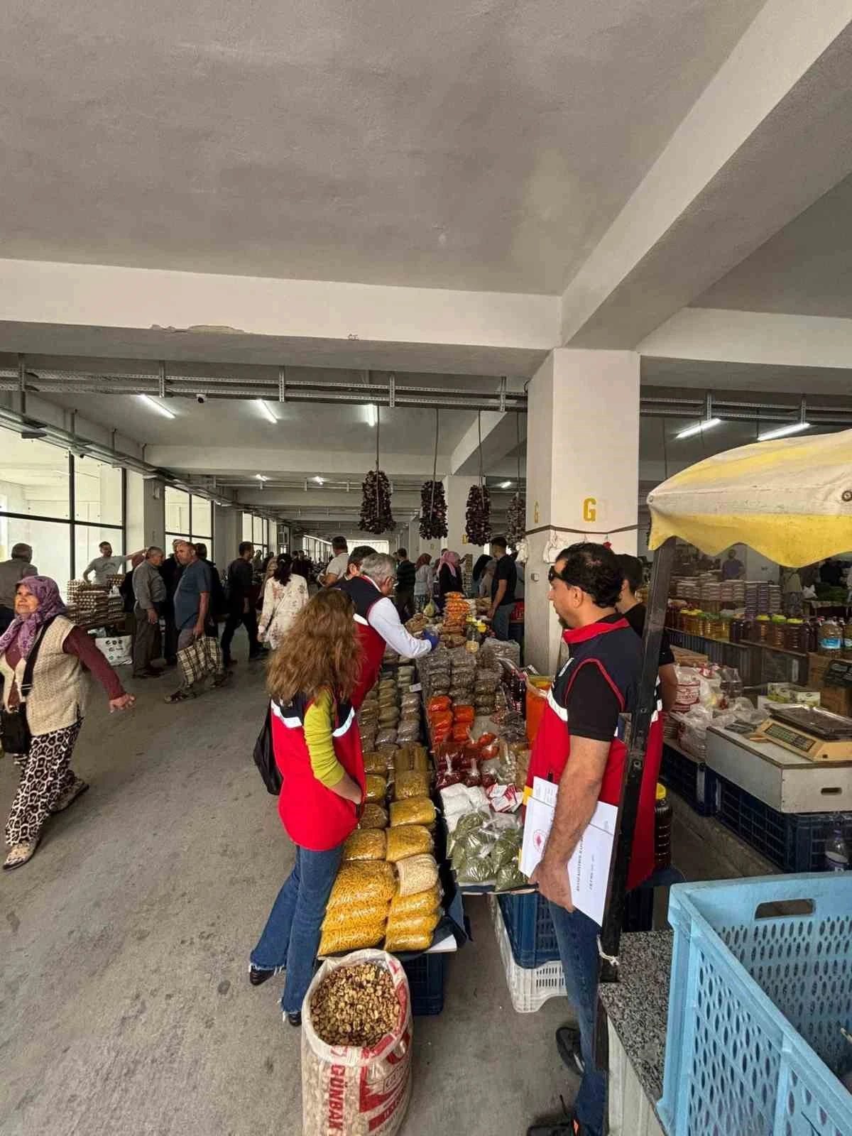 Buharkent’te pazar tezgahları denetlendi