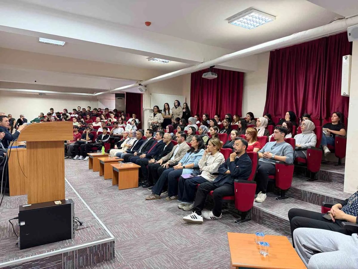 Buharkent’te üniversite öğrencileri yerel yönetimleri konuştu