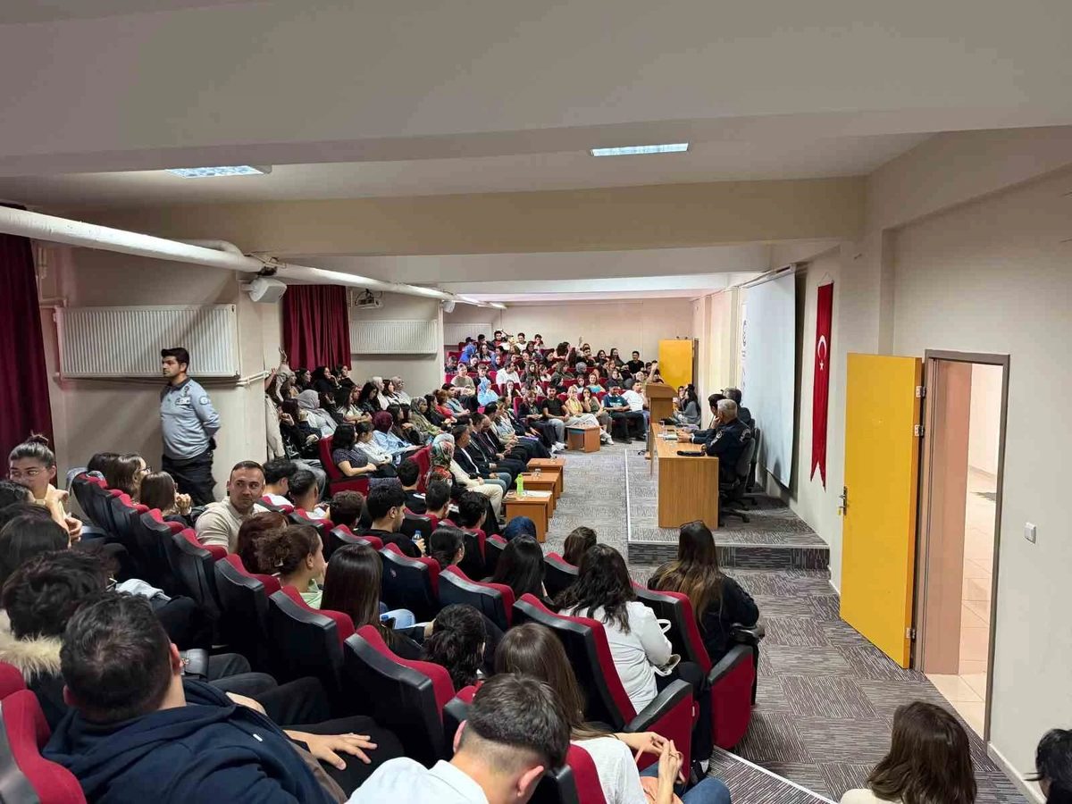 Buharkent’te üniversite öğrencileri yerel yönetimleri konuştu