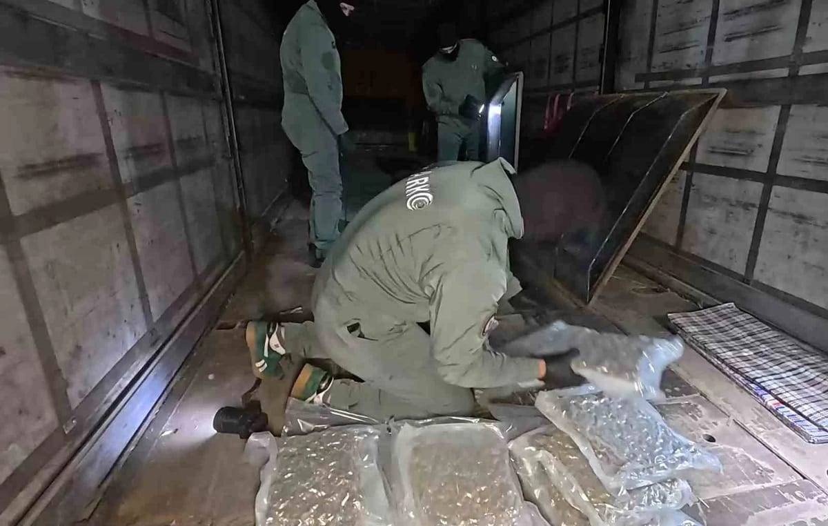 Bulgaristan’dan gelen tırda 84 kilo 700 gram skunk maddesi ele geçirildi, nefes kesen operasyon kameraya yansıdı
