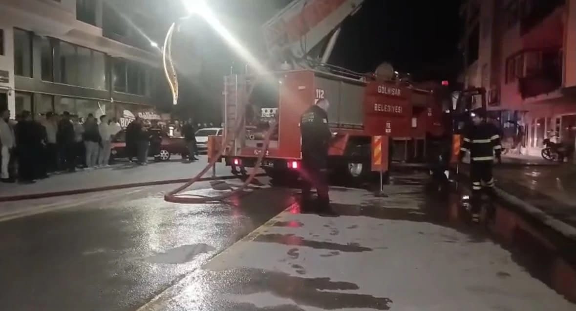 Burdur’da çatı alevlere teslim oldu: Yangın güçlükle söndürüldü