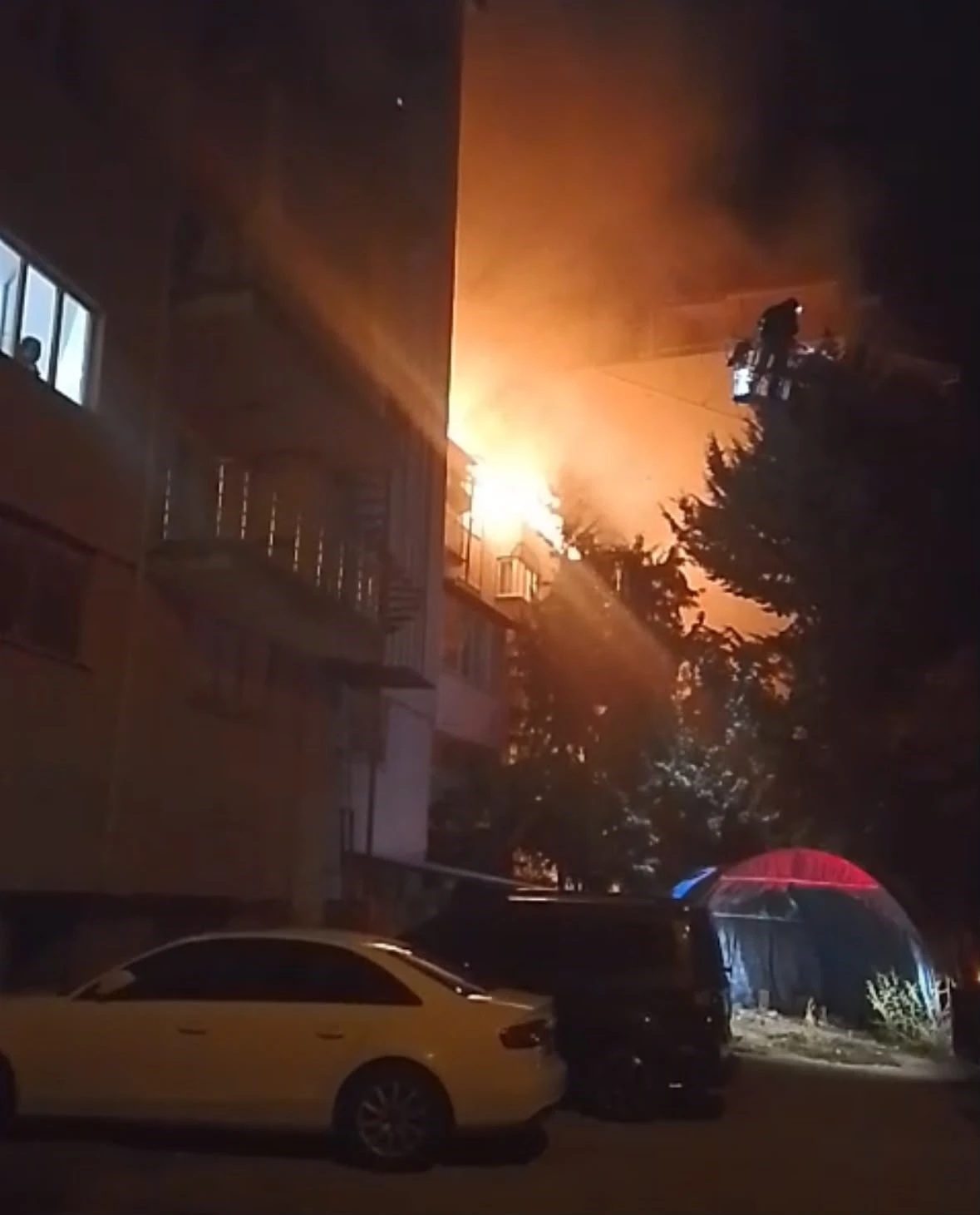 Burdur’da çatı alevlere teslim oldu: Yangın güçlükle söndürüldü
