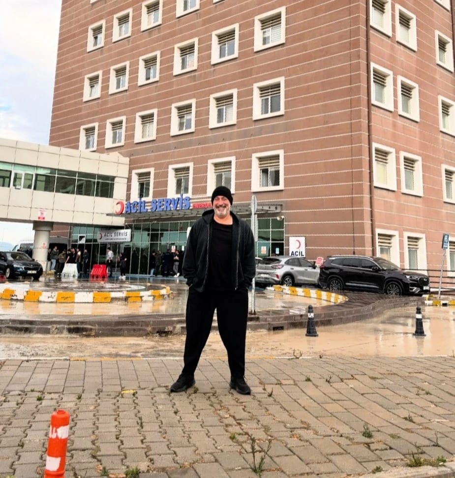 Cem Yılmaz kalp krizinin ardından tedavi gördüğü hastaneye geldi