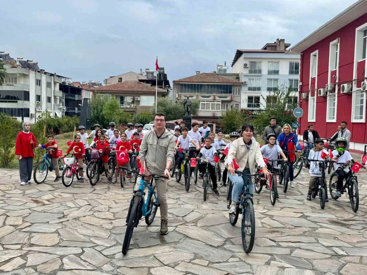 Çocuklar Bozdoğan'da bisiklet kortejiyle Cumhuriyet Bayramı'nı kutladı