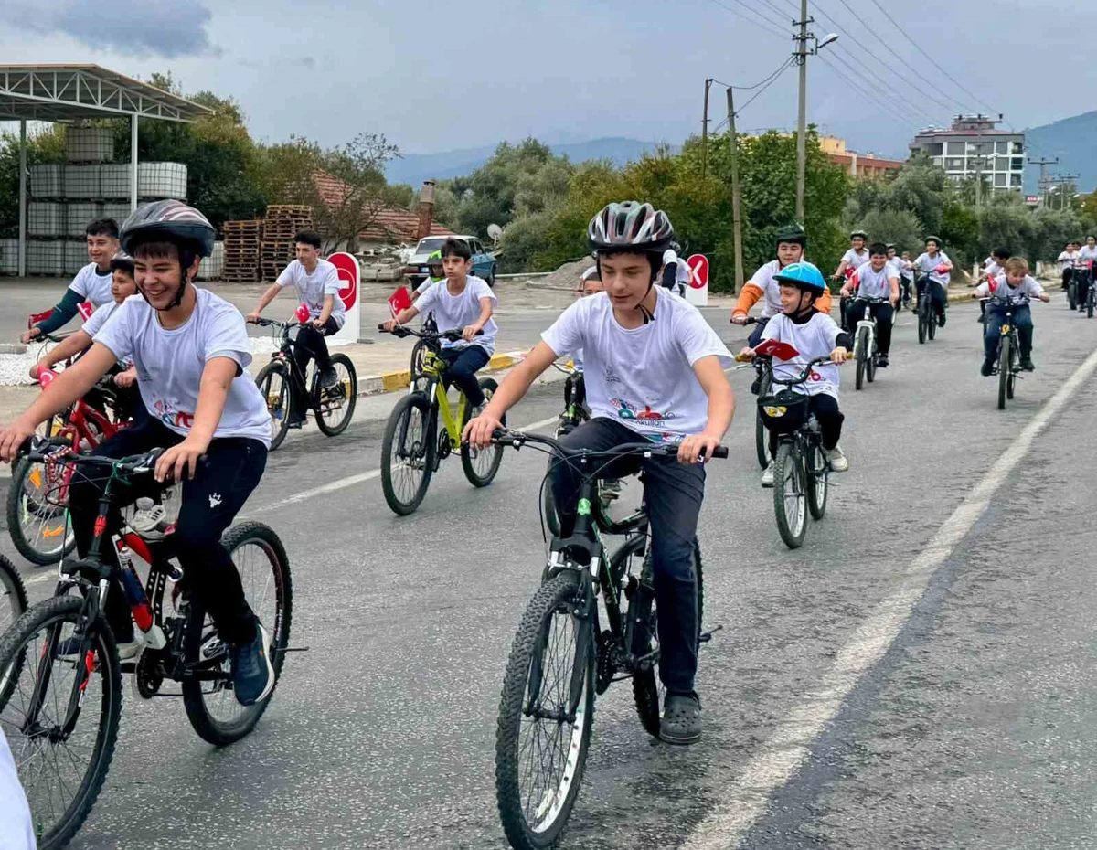 Çocuklar Bozdoğan'da bisiklet kortejiyle Cumhuriyet Bayramı'nı kutladı