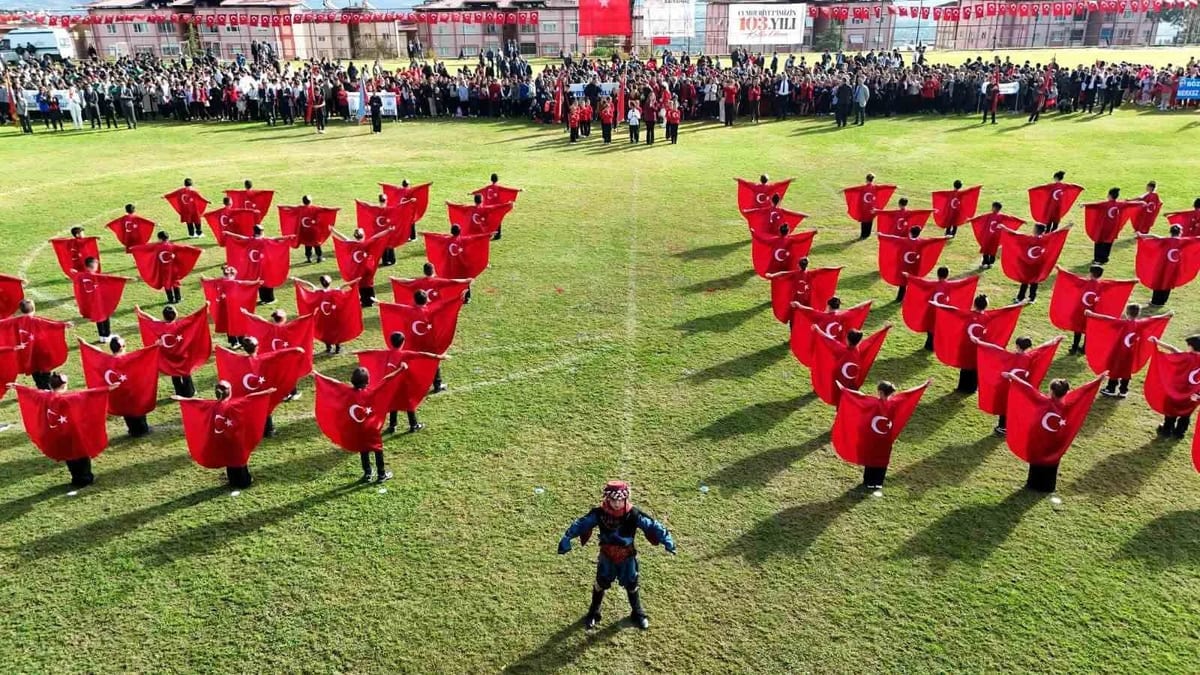 Cumhuriyet’in 103. yılı Bozdoğan’da öğrenci gösterileriyle kutlandı