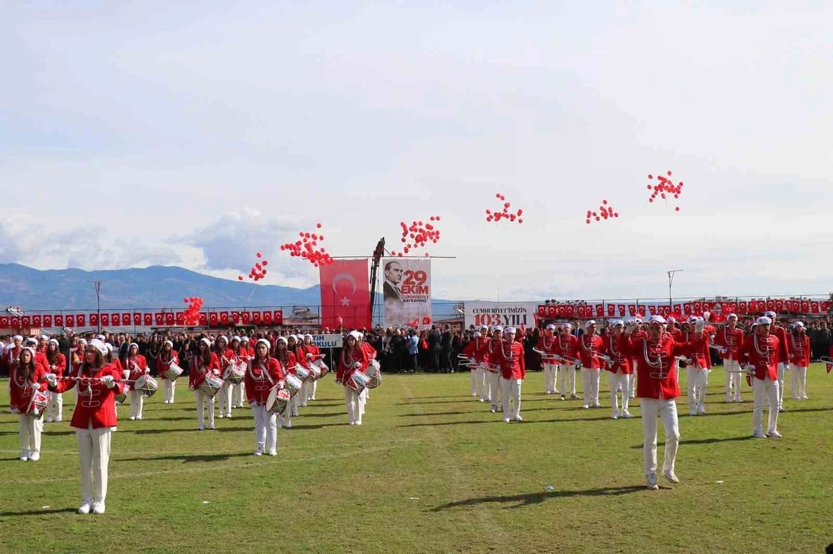 Cumhuriyet’in 103. yılı Bozdoğan’da öğrenci gösterileriyle kutlandı