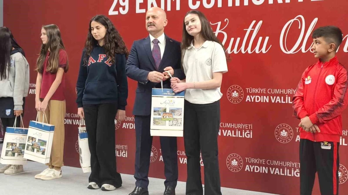 Cumhuriyetin 103. yılı Aydın'da törenle kutlandı, öğrenciler ödüllendi
