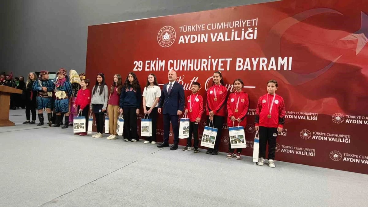 Cumhuriyetin 103. yılı Aydın'da törenle kutlandı, öğrenciler ödüllendi