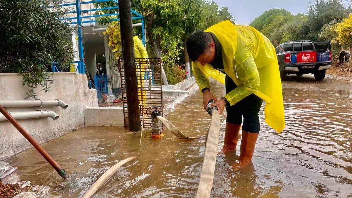 Didim Belediyesi ekipleri yağışın olumsuzluklarına sahada müdahale ediyor
