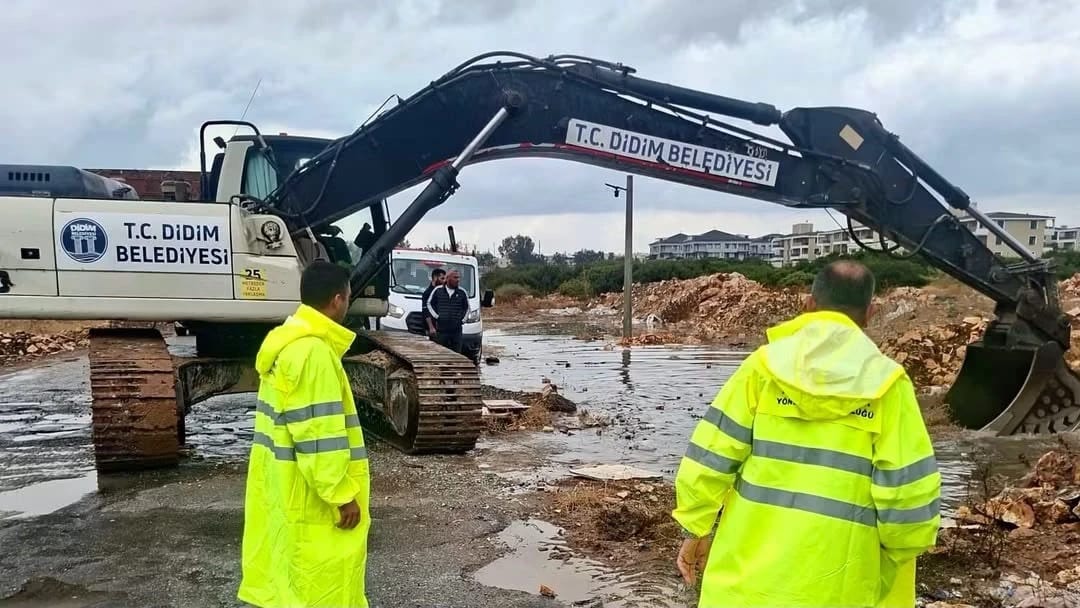 Didim Belediyesi ekipleri yağışın olumsuzluklarına sahada müdahale ediyor