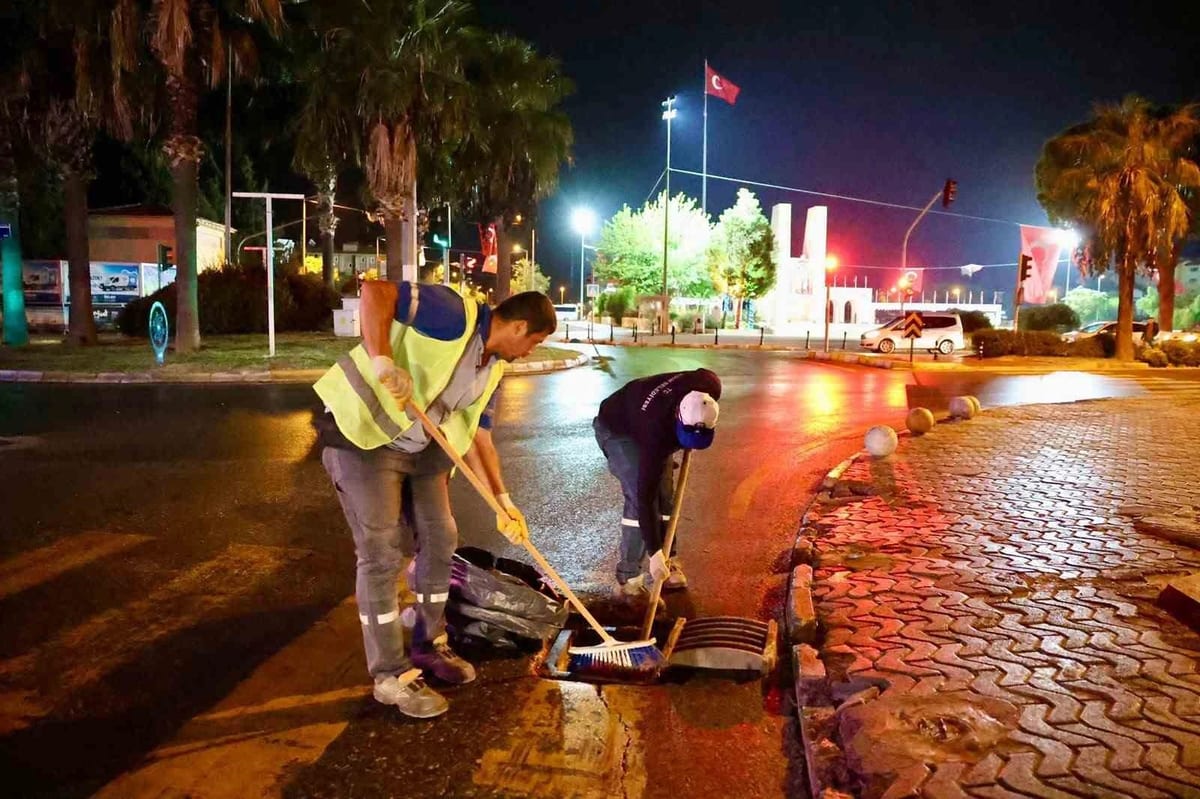 Didim Belediyesi, yağış öncesi yağmur suyu ızgara ve rögarlarını temizledi