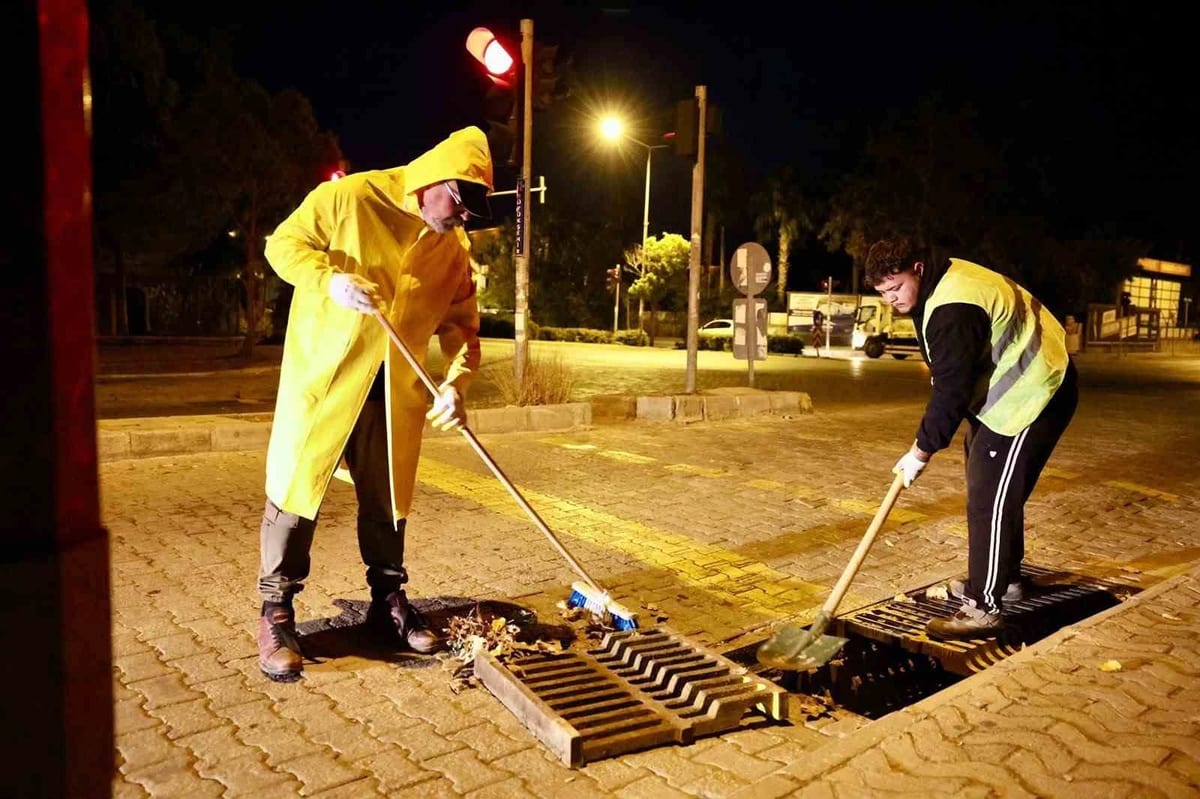 Didim Belediyesi, yağış öncesi yağmur suyu ızgara ve rögarlarını temizledi