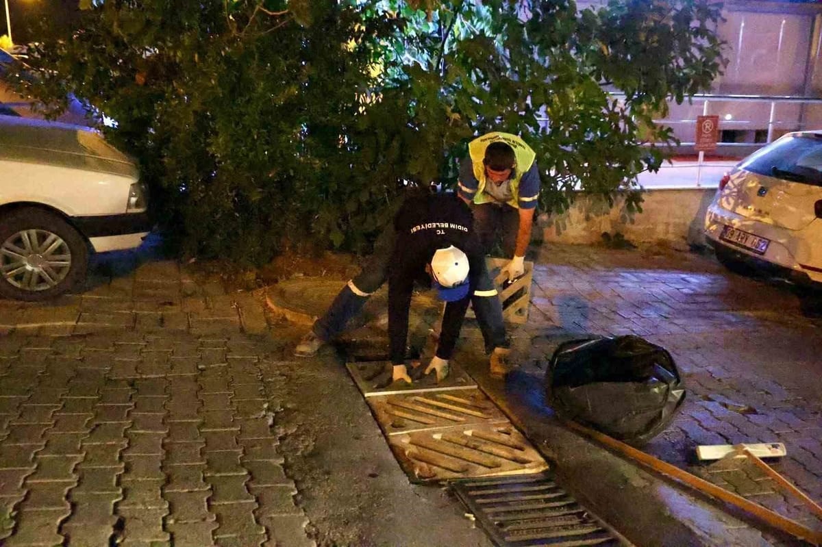 Didim Belediyesi, yağış öncesi yağmur suyu ızgara ve rögarlarını temizledi