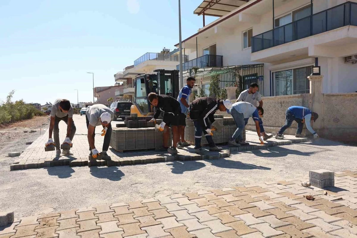 Didim’de parke taşı döşeme çalışmaları devam ediyor
