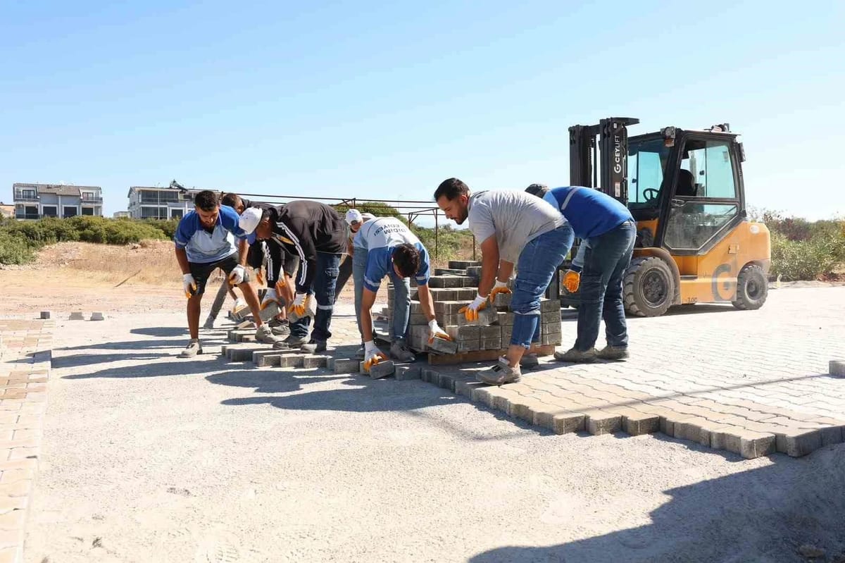 Didim’de parke taşı döşeme çalışmaları devam ediyor