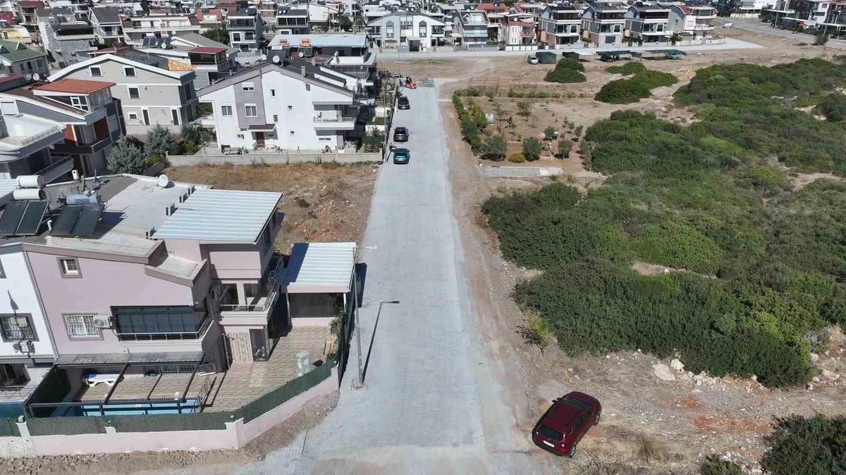 Didim’de parke taşı döşeme çalışmaları devam ediyor