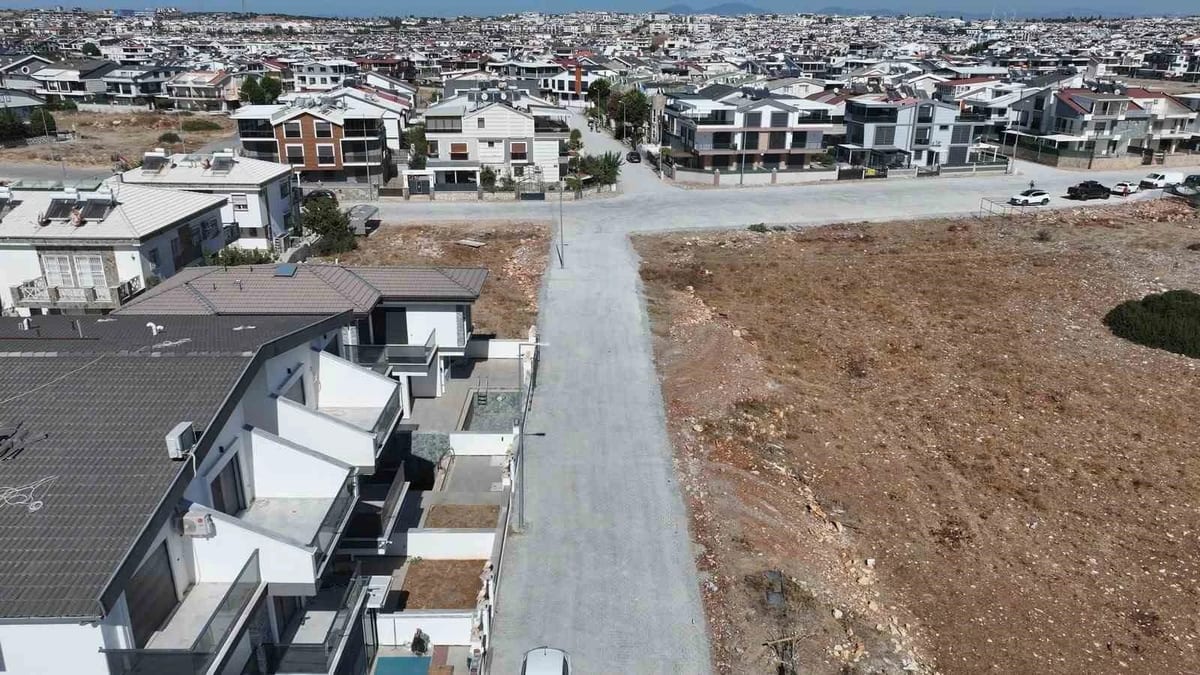 Didim’de parke taşı döşeme çalışmaları devam ediyor