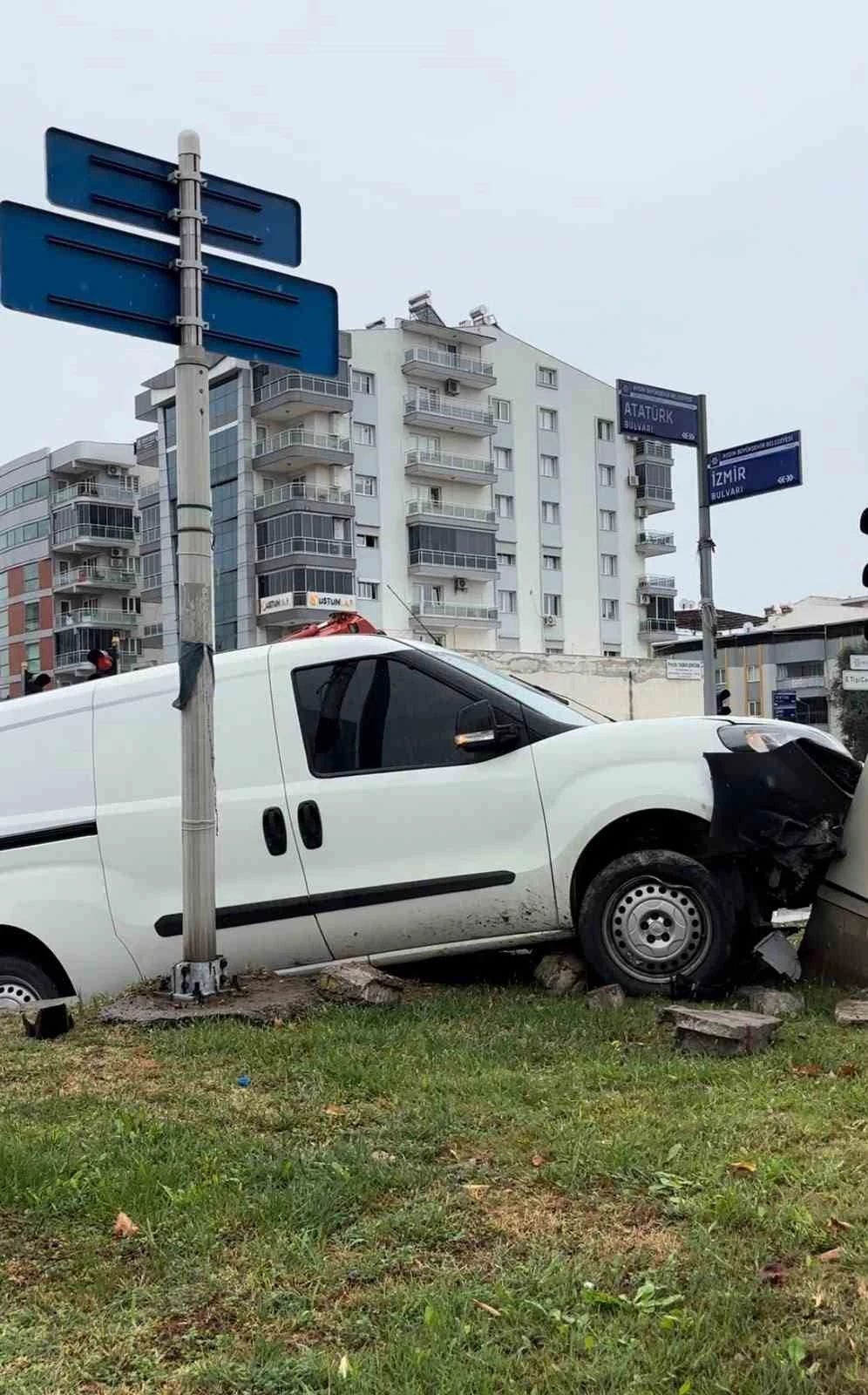 Direksiyon hakimiyetini kaybeden araç yoldan çıtı