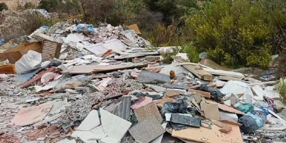 Doğal alana dökülen hafriyat ve çöpler belediye ekiplerince temizlendi