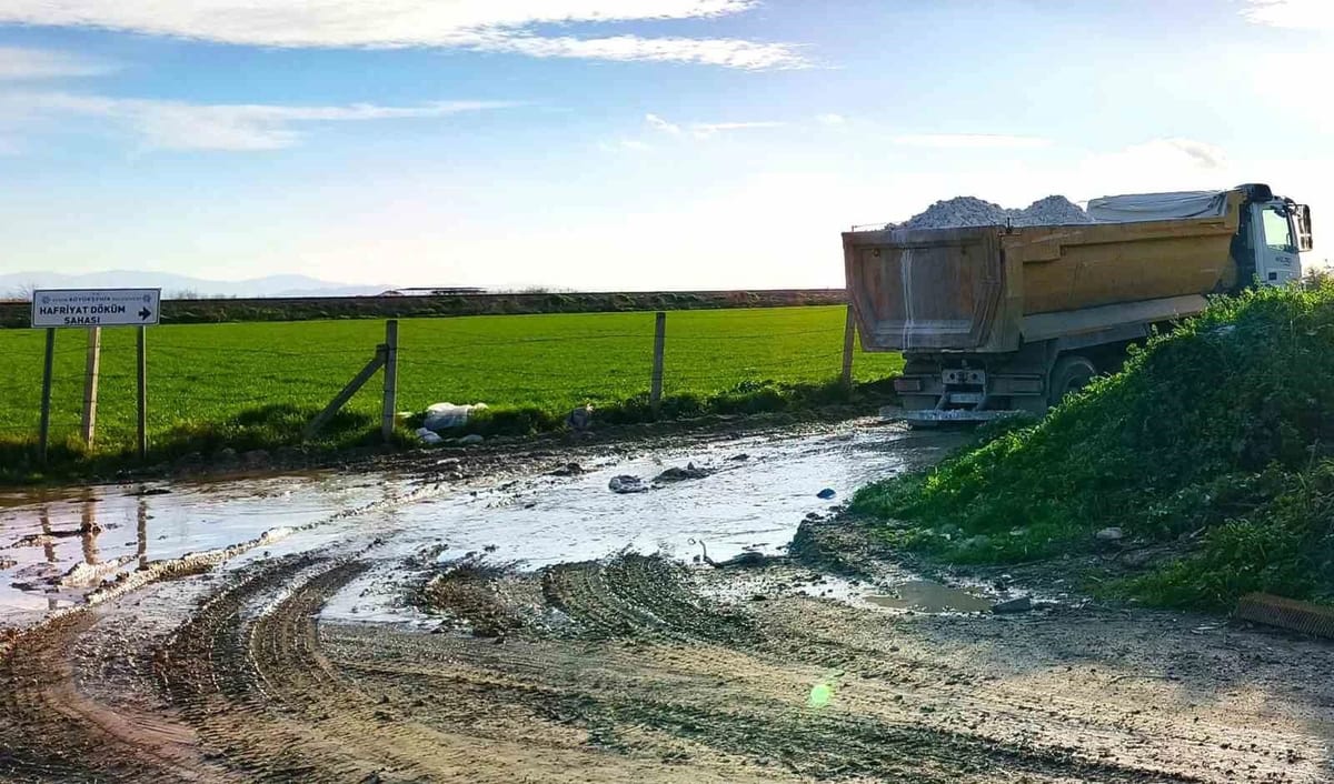Doğal alana dökülen hafriyat ve çöpler belediye ekiplerince temizlendi