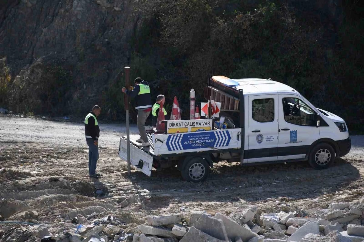 Doğal alana dökülen hafriyat ve çöpler belediye ekiplerince temizlendi
