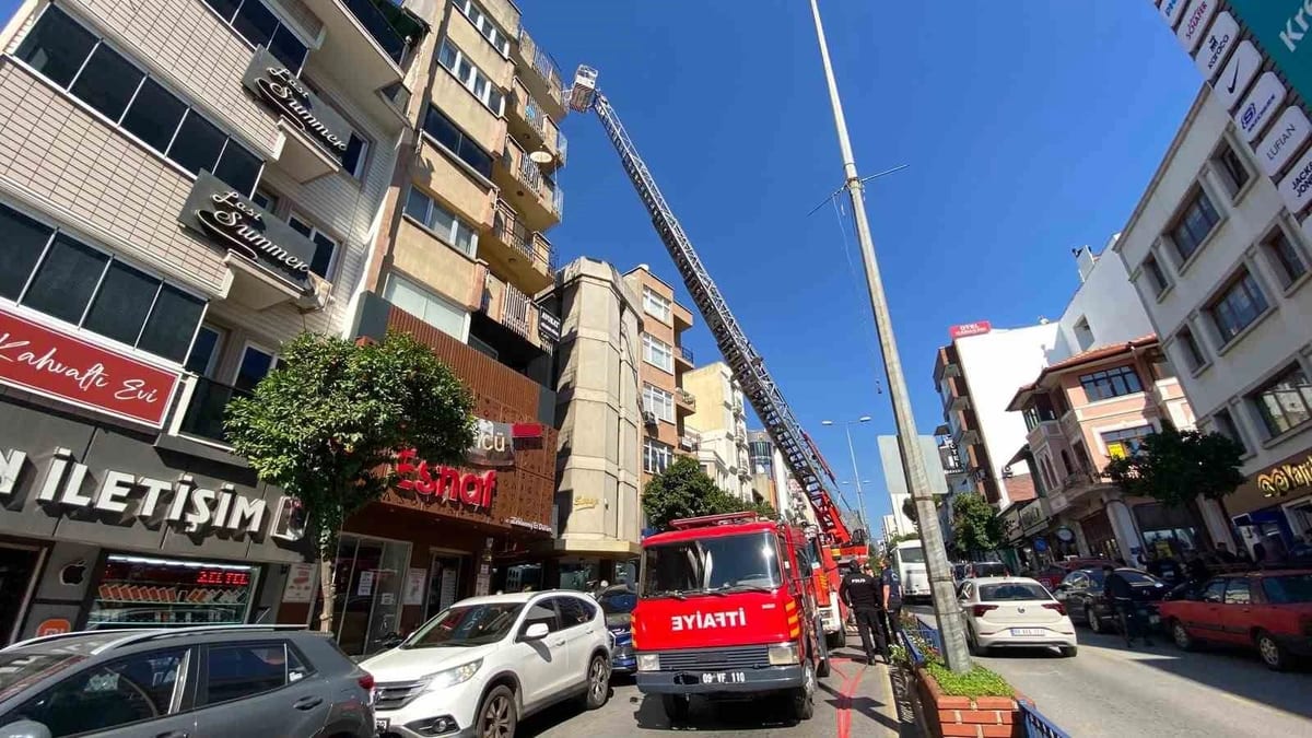 Dürümcünün bacasında çıkan yangın panikletti