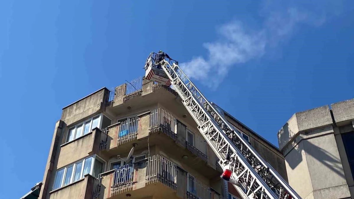 Dürümcünün bacasında çıkan yangın panikletti