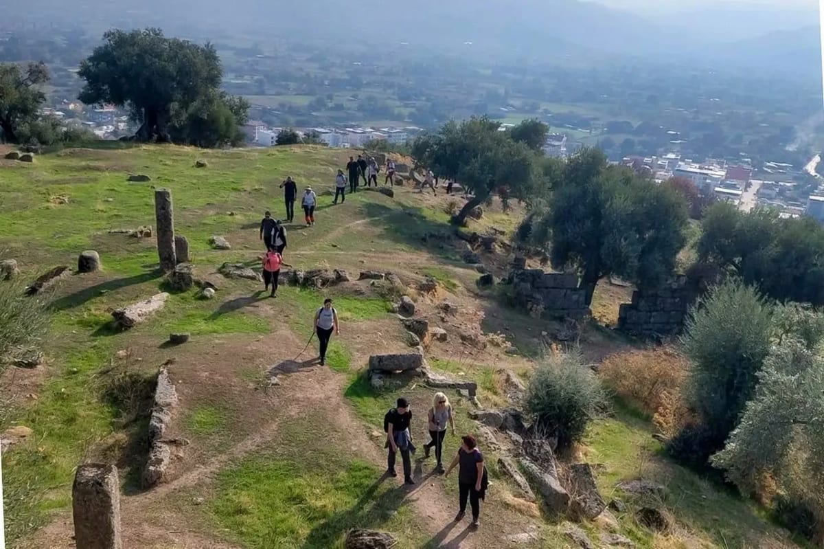 Efeler Belediyesi, Alinda Antik Kenti'nde Cumhuriyet yürüyüşü düzenledi