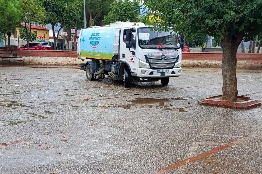 Efeler Belediyesi semt pazarlarında temizlik çalışması yaptı