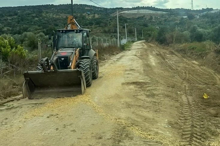 Efeler Belediyesi, yağışta hasar gören tarım yollarını tesviye ederek açıyor