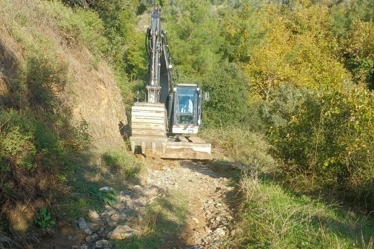Efeler Belediyesi, yağışta hasar gören tarım yollarını tesviye ederek açıyor