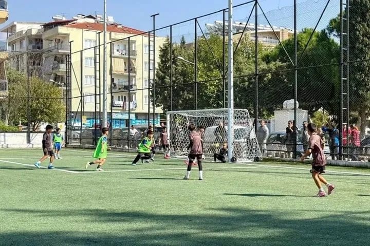 Efeler’de 120 minik sporcu Cumhuriyet Bayramı turnuvasında ter döktü