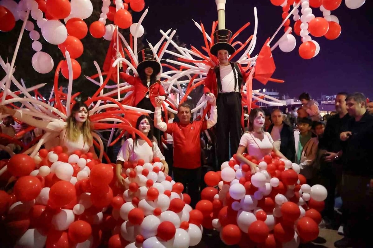 Efeler'de Anıl Yetişkin'in Cumhuriyet yürüyüşüne binlerce kişi katıldı