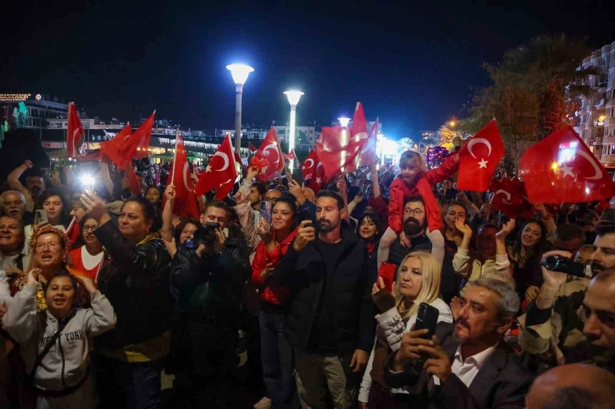 Efeler'de Anıl Yetişkin'in Cumhuriyet yürüyüşüne binlerce kişi katıldı