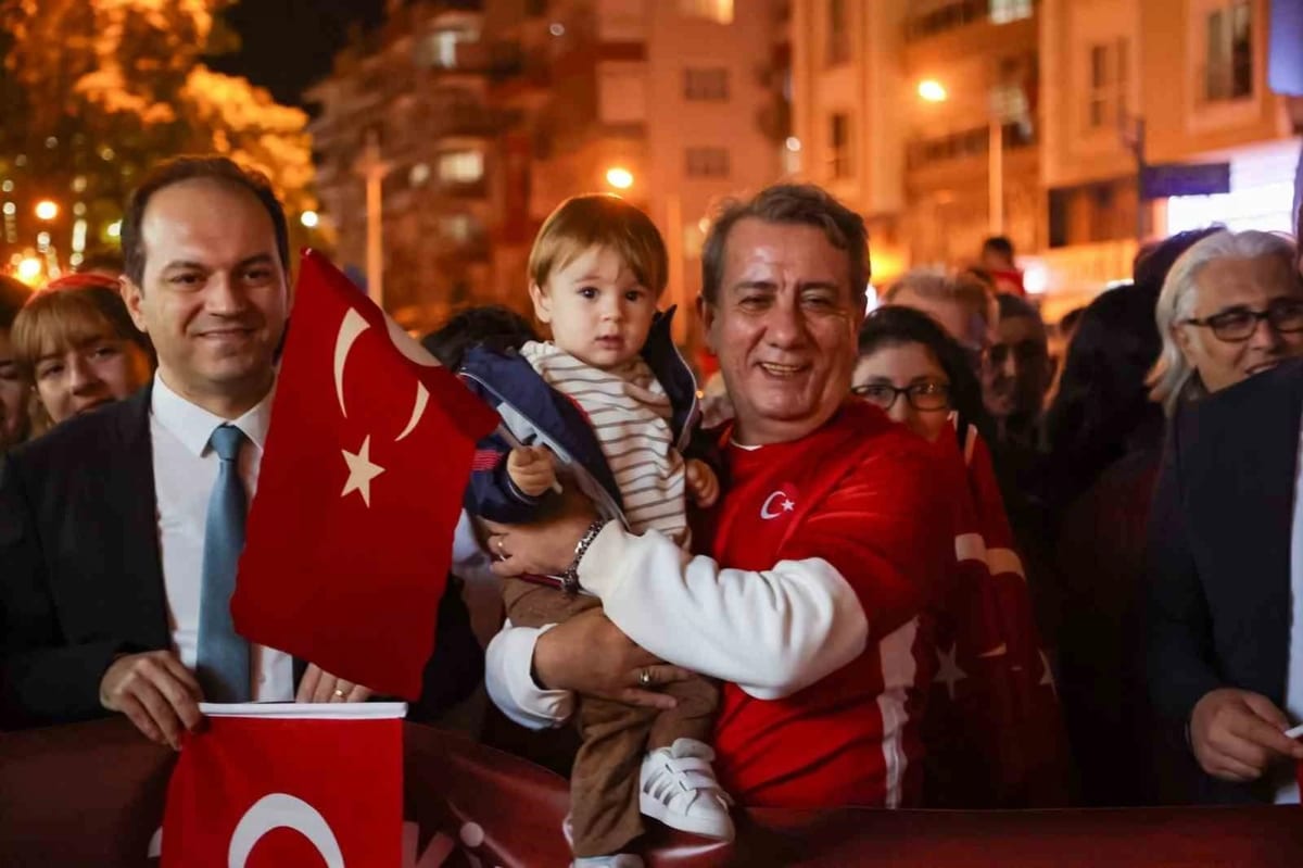 Efeler'de Anıl Yetişkin'in Cumhuriyet yürüyüşüne binlerce kişi katıldı