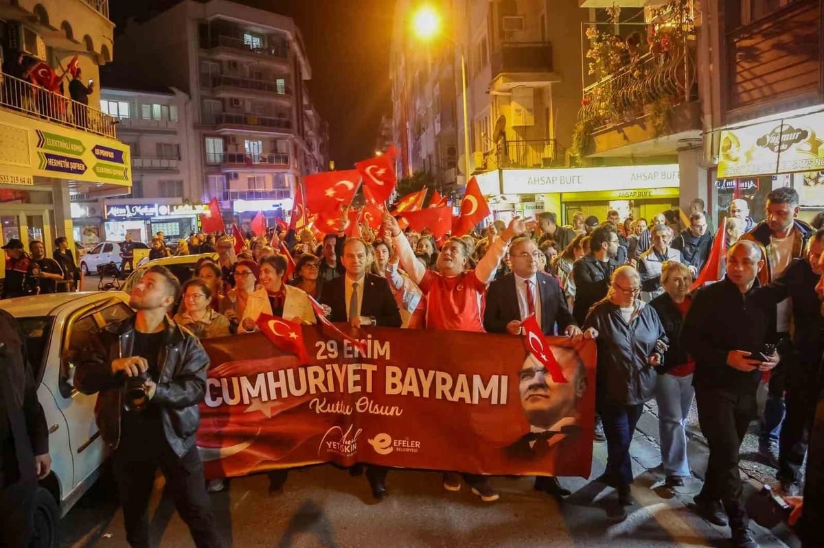 Efeler'de Anıl Yetişkin'in Cumhuriyet yürüyüşüne binlerce kişi katıldı