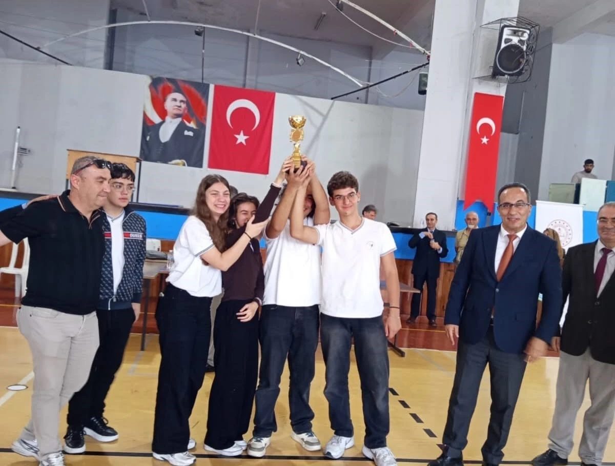 Efeler’de çevre bilinci yarışmasında dereceye giren okullar ödüllendirildi