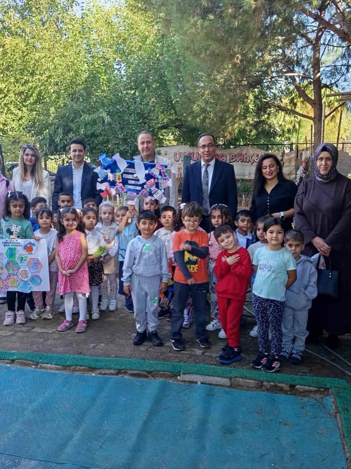 Efeler’de minik eller kuşlar için yuva yaptı