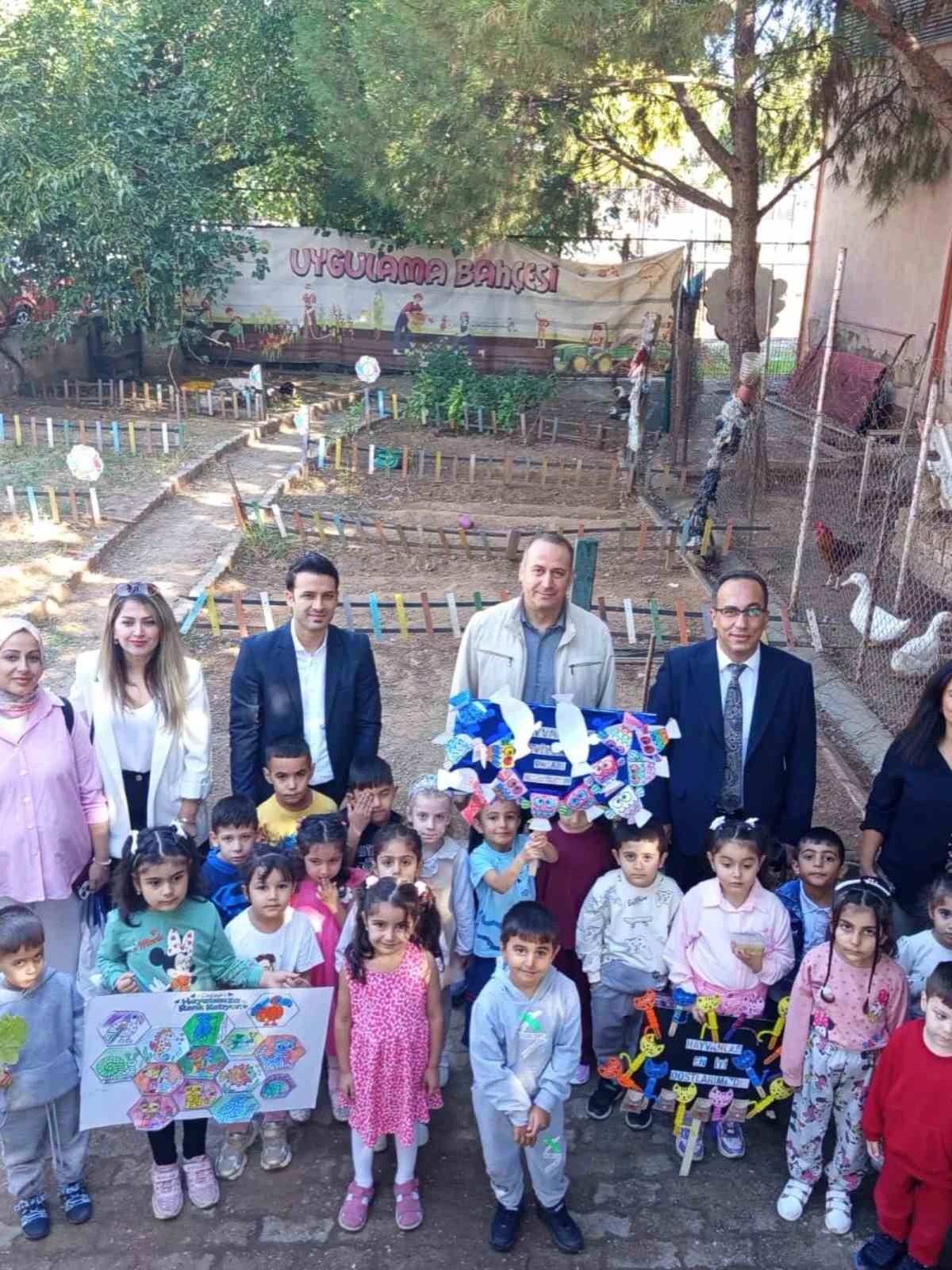 Efeler’de minik eller kuşlar için yuva yaptı