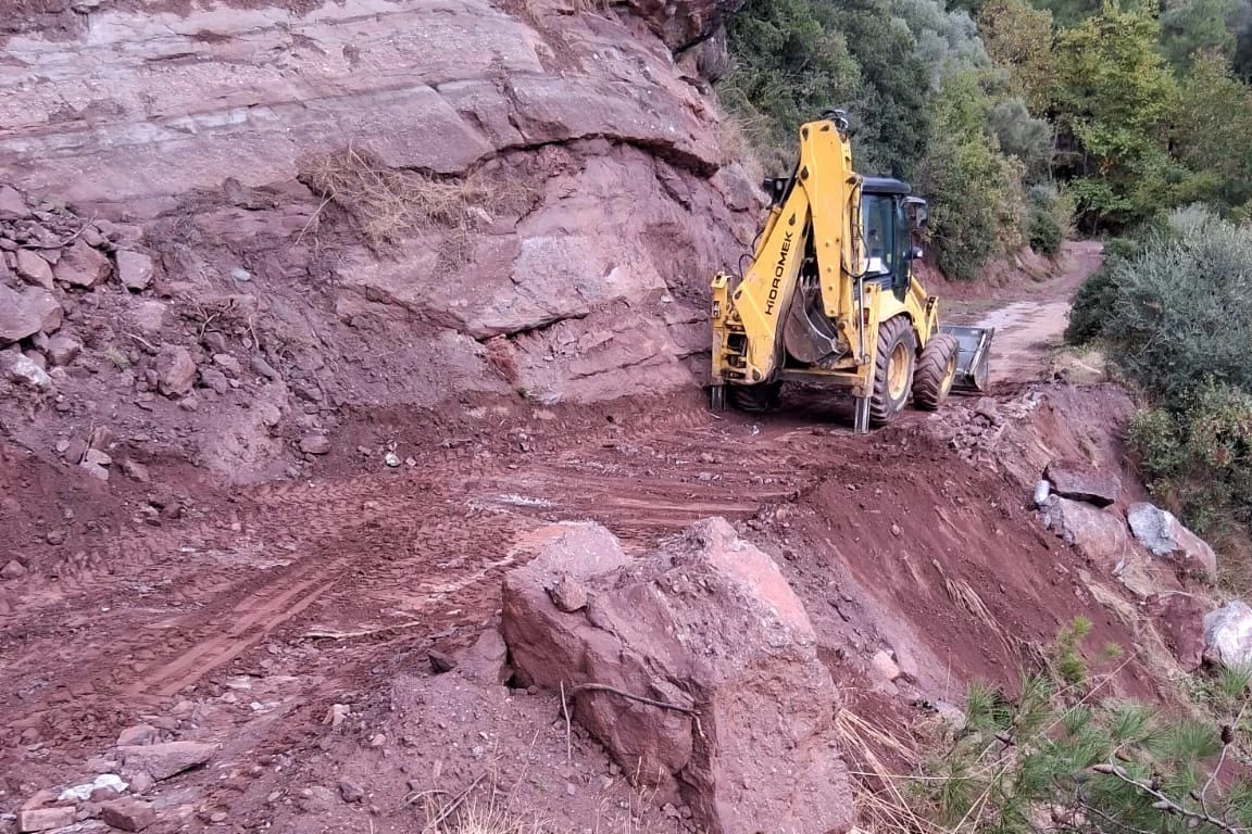 Efeler’de sağanak yağışın kapattığı mahalle yolları yeniden açıldı