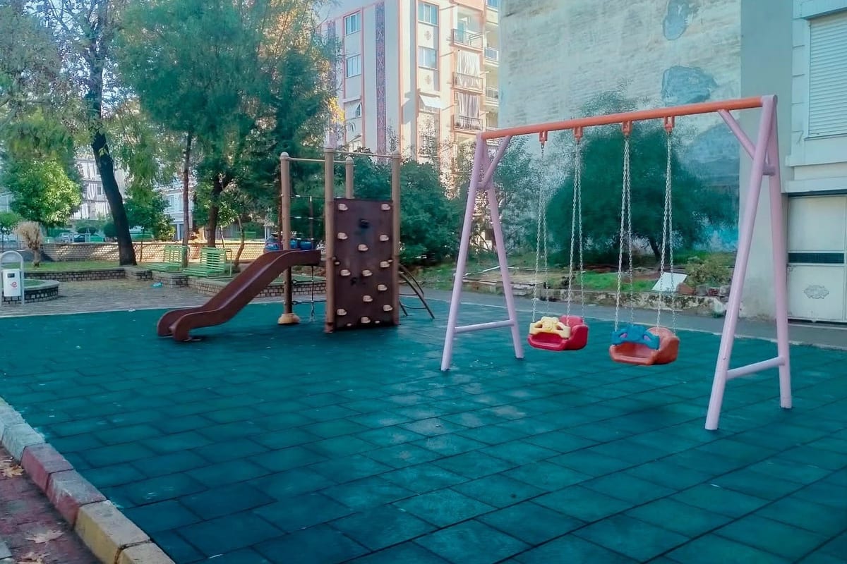 Efeler’de Şehit Kubilay Parkı çocuk oyun alanı kauçuk zeminle yenilendi
