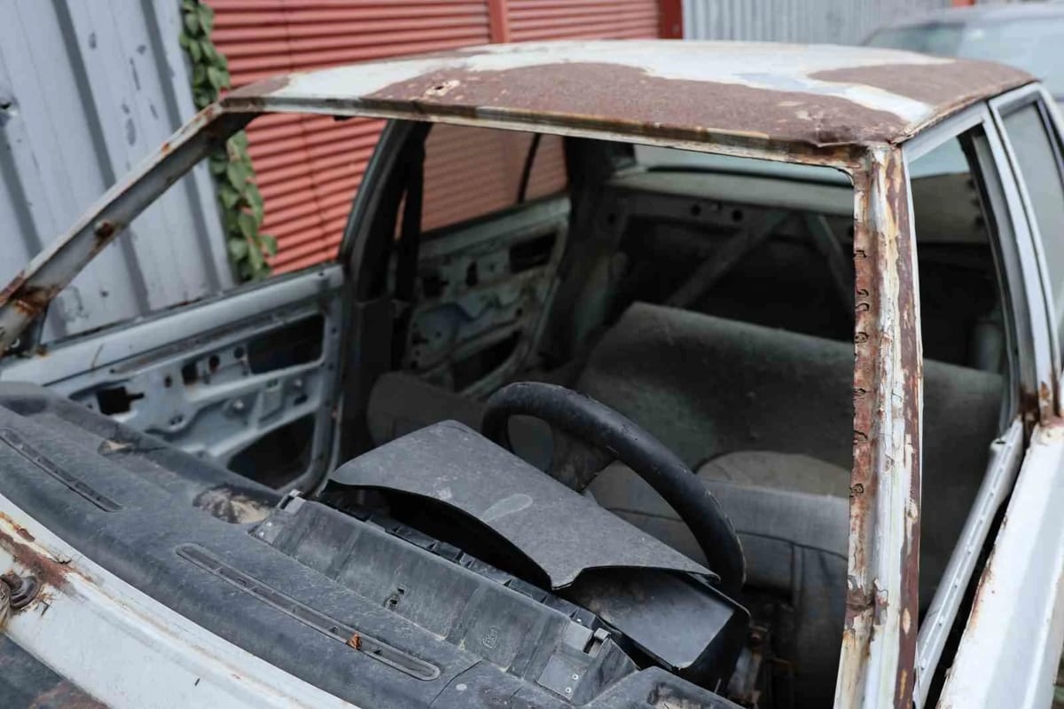 Efeler’de terk edilmiş hurda araçlar vatandaşların korkulu rüyası oldu