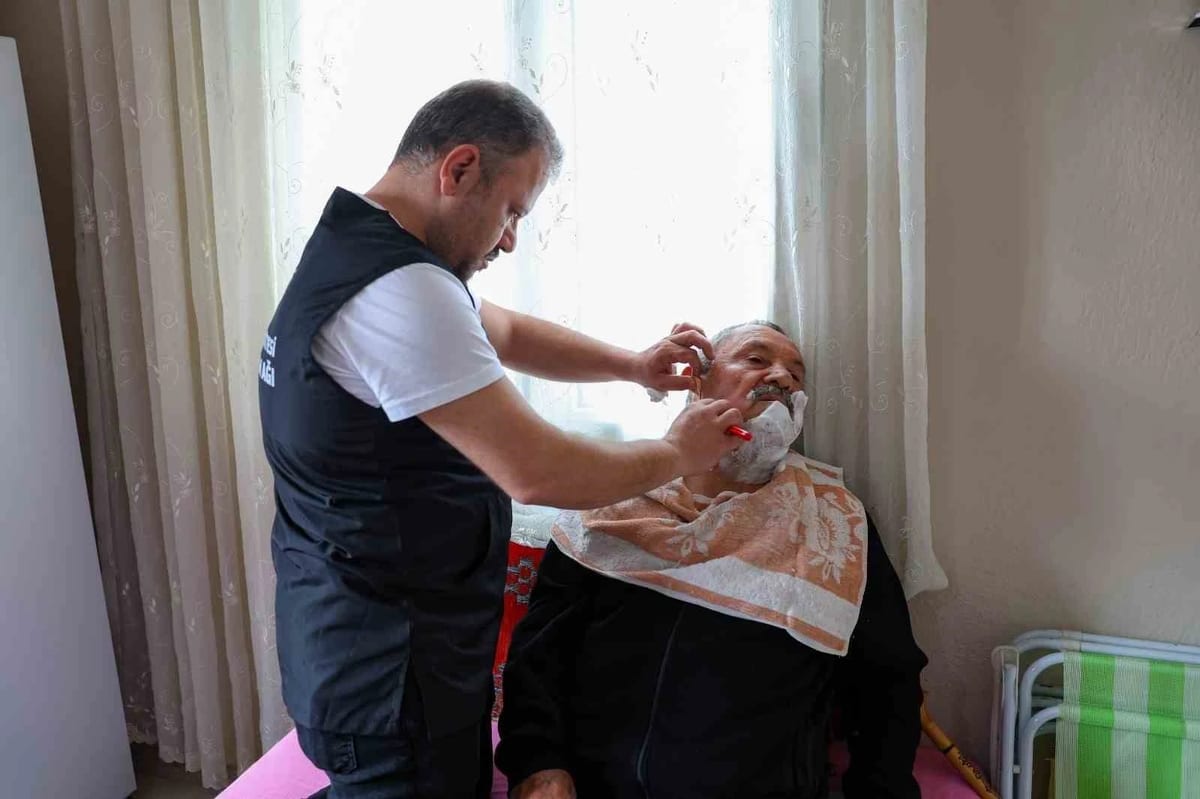 Efeler evde bakım hizmetleri yüreklere dokunuyor