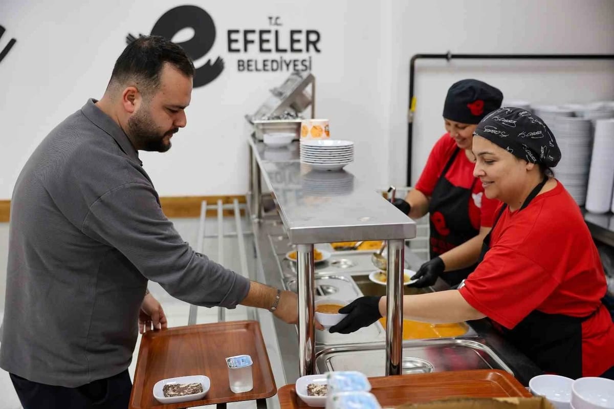 Efeler’in halk sofraları misafirlerini ağırlıyor