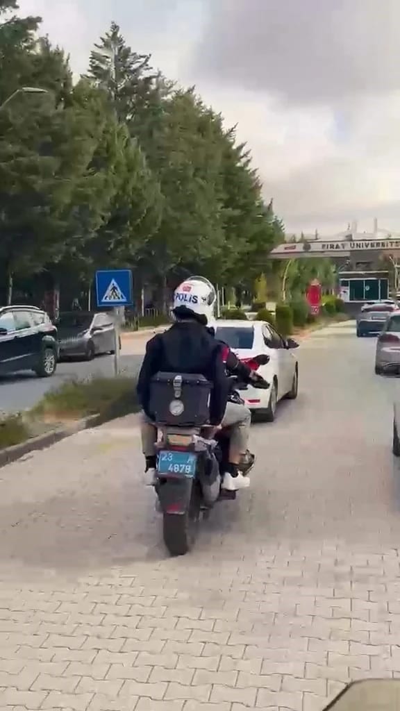 Elazığ’da KPSS’ye geç kalanlar, polisler tarafından yetiştirildi