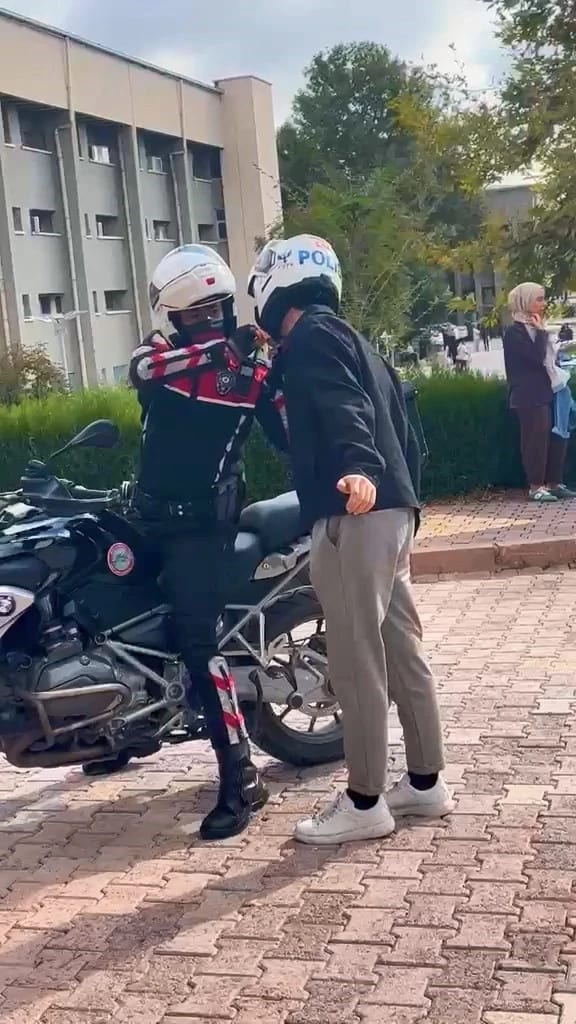 Elazığ’da KPSS’ye geç kalanlar, polisler tarafından yetiştirildi